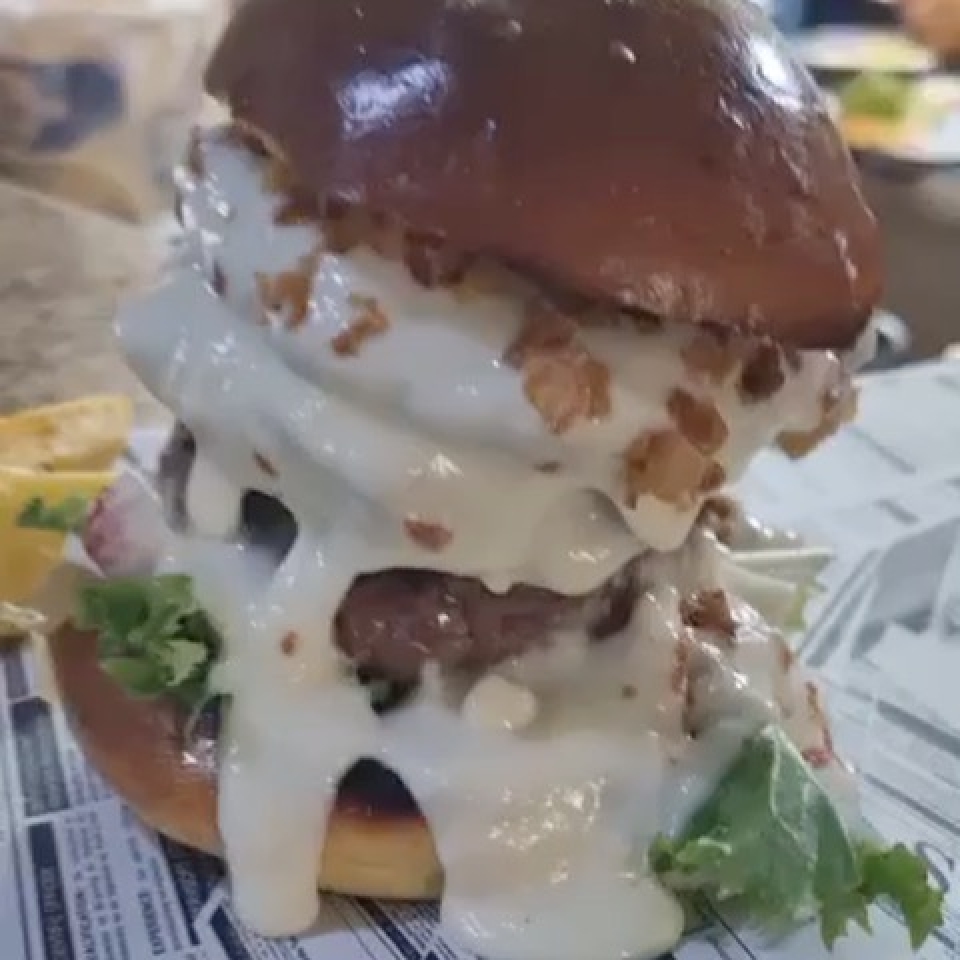 Llega la nueva burger KChopo - Llanes! 1️⃣5️⃣0️⃣ gr de Ternera Angus 3️⃣0️⃣0️⃣ gr de Cachopo de Jamón y queso ahumado 🧀 Queso gouda 🧅 Cebolla Como chorrea 🤤🤤🤤