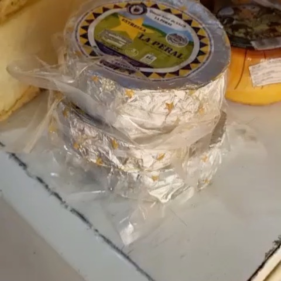 Aquí tenemos el arsenal para la cata del día 22! 🧀 4 quesos: Pria (ahumado-3 leches) / Afuega’l pitu (roxu-blanco) / Cabrales / Gamoneo 🥂 4 Sidras: Trabanco / Menendez / Viuda de Angelon / Cabañon
