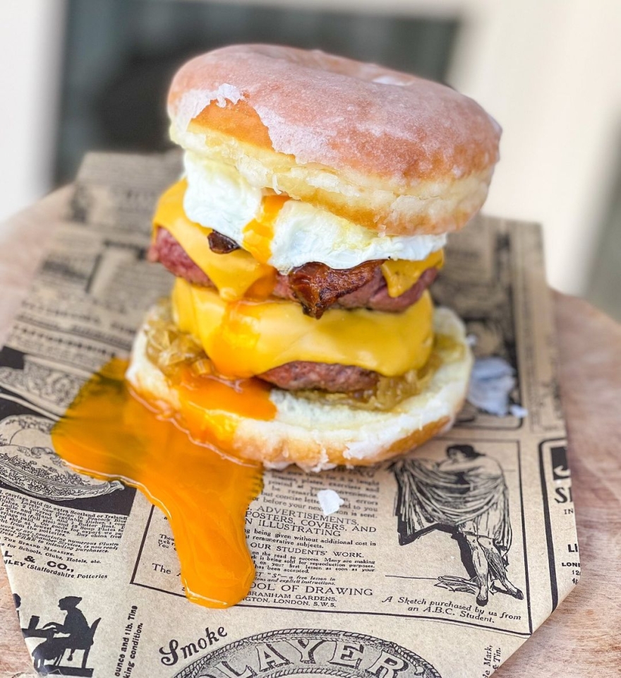 ¡LLEGA LA 𝐇𝐎𝐌𝐄𝐑 𝐁𝐔𝐑𝐆𝐄𝐑!🍩 Nueva burger 🍔 especial ‼️ Disponible a partir del 1 de noviembre: 🍩Donut glaseado de @dou.bcn 🥩2x discos de 150gr Black Angus 🧀Cheddar fundido 🥓Bacon crujiente 🍳Huevo frito 🧅Cebolla caramelizada ¿QUIÉN SE VIENE PROBARLA?💥 #kchopoelprat 🥩 #kchopo #elprat #elpratdellobregat #donuts #donutburger #doughnutburger #burgerdonut #donutsburger #donut #doughnuts #doughnut #baconcheeseburger #cheeseburger #burgerdelmes #burgerofthemonth #burgerporn #hamburguesa #blackangus #dryaged #dryagedbeef #carnemadurada
