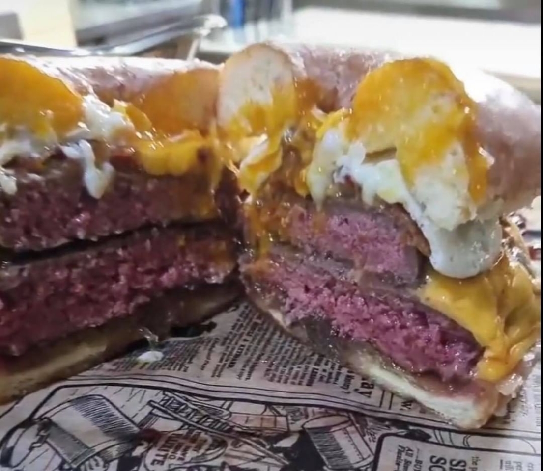 🤭 Vaya Burger del Mes vamos a poner en noviembre! Angus, huevo, queso… y cobertura de Donut!!! ¿Qué os parece?