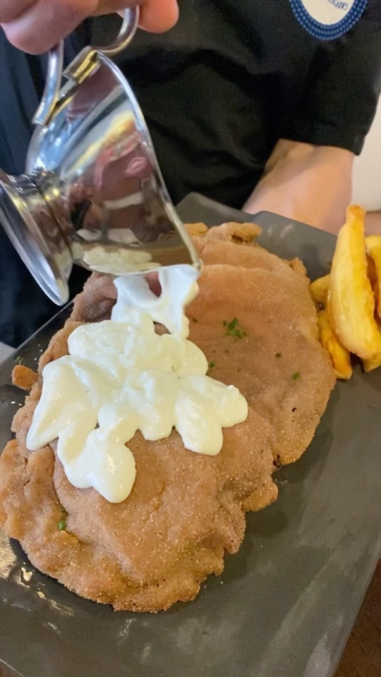 Es viernes y el cuerpo lo sabe… DALE LO QUE NECESITA🔥🧀 Este puente abrimos🙌🏼: VIERNES, SÁBADO Y DOMINGO MEDIODÍA Y NOCHE ➡️ Mesas disponibles para cenar LUNES MEDIODÍA➡️ Todo completo 📞Llámanos y reserva tu mesa #kchopoelprat 🥩 #cachopo #cachopoasturiano #comidasturiana #cabrales #quesocabrales #restauranteasturiano #restaurantebarcelona #restaurantebcn #comidatradicional #comidatipica #elpratdellobregat