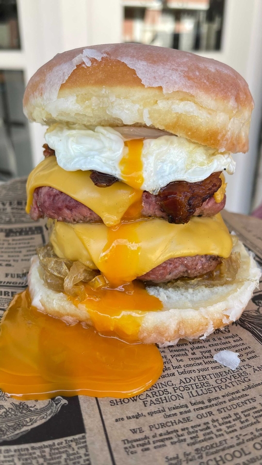 ¡𝐇𝐀 𝐋𝐋𝐄𝐆𝐀𝐃𝐎 𝐋𝐀 𝐇𝐎𝐌𝐄𝐑!🍩 Nuestra nueva burger especial con pan de donut 🍩 quiere petarlo durante este mes de noviembre ⬇️Menciona a esa persona que se volverá loca con esta 🍔 #kchopoelprat 🥩 #homerburger #burgerdonut #donutburger #donutburgers #donuts #donut #donuts🍩 #doughnuts #doughnutburger #burgerporn #hamburguesa #baconcheeseburger #blackangus #dryagedbeef #dryaged #carnemadurada #josper #jospergrill