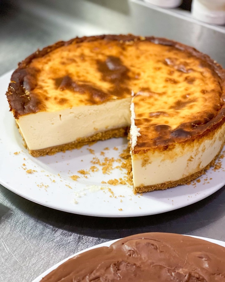 Nuestra 𝐓𝐚𝐫𝐭𝐚 𝐝𝐞 𝐐𝐮𝐞𝐬𝐨 🍰 es nuestro postre estrella y el más pedido del local Las elaboramos cada día de manera artesanal en nuestro horno para que la disfrutéis como os merecéis🤤 Tenemos la clásica horneada con una textura súper cremosa, triple chocolate 🍫 o con mermelada🫐 ¿Tú con cuál te quedas?🔥 #kchopoelprat 🥩 #tartadequeso #tarta #cake #cheesecake #cheese #cheeselover #comidaasturiana #restauranteasturiano #elprat #elpratdellobregat #postres #postrescaseros #dessert #desserts #dessert🍰 #dessertporn #homemadefood