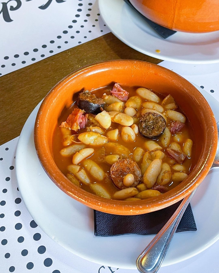 Nuestra 𝗙𝗮𝗯𝗮𝗱𝗮 𝗔𝘀𝘁𝘂𝗿𝗶𝗮𝗻𝗮 es uno de nuestros platos estrella y más tradicionales de nuestra gastronomía La elaboramos cada mañana, para que este recién hecha para vosotros, con unos ingredientes de primera, a fuego lento y sobretodo con mucho amor💙 #kchopoelprat 🥩 #comidaasturiana #restauranteasturiano #elprat #elpratdellobregat #homemadefood #fabada #fabadaasturiana #comidacasera #comidatradicional #asturias #chorizo #morcilla #foodbcn #barcelonafood #barcelonafoodie #bcnfood #legumbres