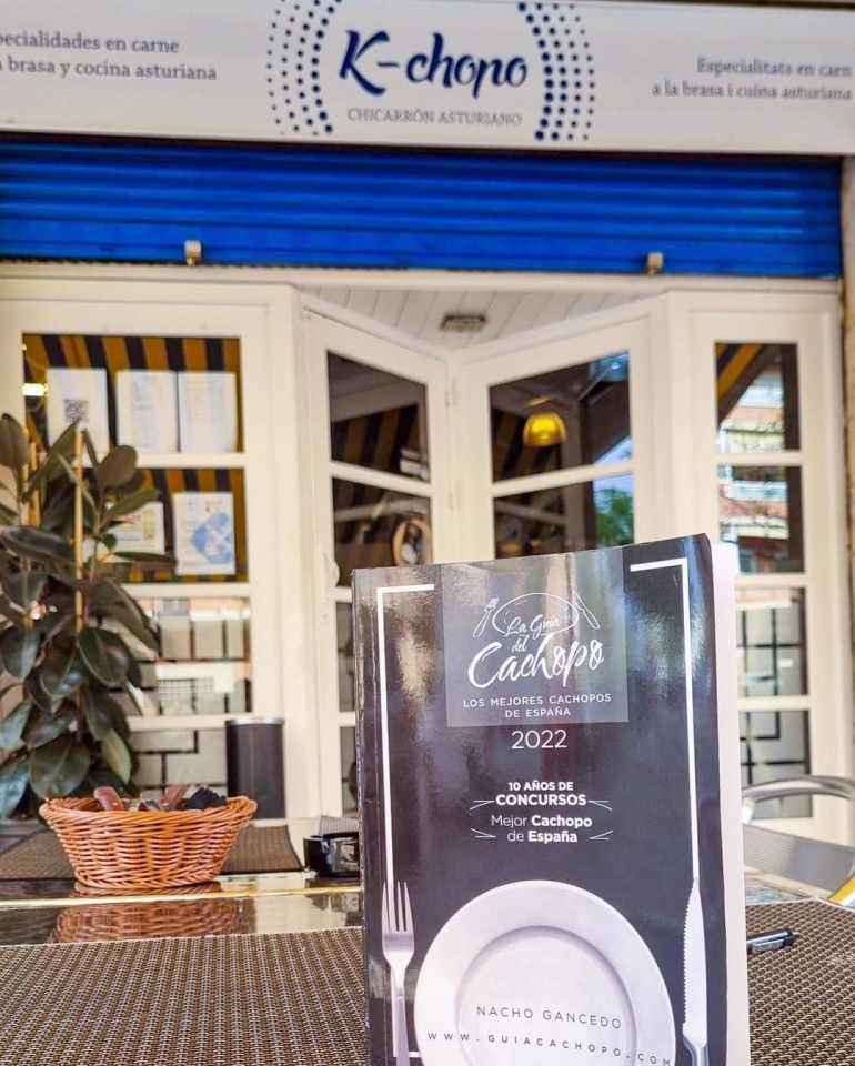 Hoy hemos recibido la @guiacachopo donde se agrupan los mejores cachopos de España🙌🏼 Estamos súper orgullosos de poder entrar dentro de esta lista y tenemos más ganas que nunca de representar a nuestro restaurante en el concurso que se celebrará en Oviedo😍 Para mi es algo muy especial y que quiero dedicar a mi padre el cual estaría súper orgulloso de que su pequeñín este entre los mejores con un producto tan nuestro💙 #kchopoelprat 🥩 #comidaasturiana #restauranteasturiano #elprat #elpratdellobregat #homemadefood #guiadelcachopo #guiadelcachopo2021 #guiadelcachopo2022 #comidacasera #comidatradicional #asturias #foodbcn #barcelonafood #barcelonafoodie #bcnfood #cachopo #cachopos #cachopoasturiano #cachopolovers