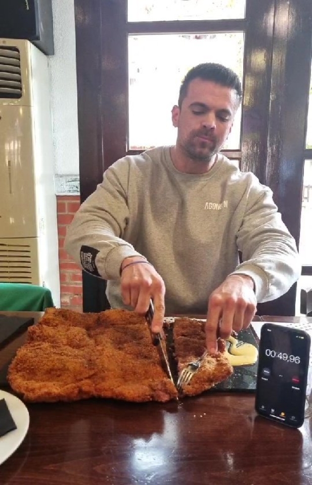 Hoy @adry_dc ha conseguido una hazaña casi imposible superando el actual récord en cantidad de comida de @esttik @joeburgerchallenge y @fatnessbcn Pudo acabarse toda la comida en 1:21h, aunque el reto tiene un máximo de 1h con 3,250kg ¿Quién se apunta?