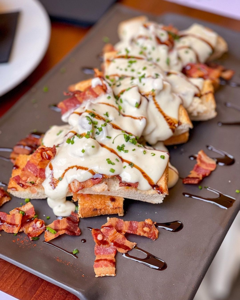 No solo de cachopos 🥩 y burgers 🍔 se vive😜 Nuestras 𝐓𝐎𝐒𝐓𝐀𝐒 también están de muerte… sino mirar esta con 𝗽𝗮𝗻𝗰𝗲𝘁𝗮 𝗮𝗵𝘂𝗺𝗮𝗱𝗮 🥓 𝘆 𝗰𝗮𝗯𝗿𝗮𝗹𝗲𝘀 𝗮 𝗹𝗮 𝘀𝗶𝗱𝗿𝗮 🧀 ¡FELIZ DOMINGO!🔥 #kchopoelprat 🥩 #comidaasturiana #restauranteasturiano #elprat #elpratdellobregat #homemadefood #comidacasera #comidatradicional #asturias #cabrales #quesocabrales #pancetta #panceta #pancetaahumada #sidra #tostas #domingo #yummyfood #delicious_food #tastyfood