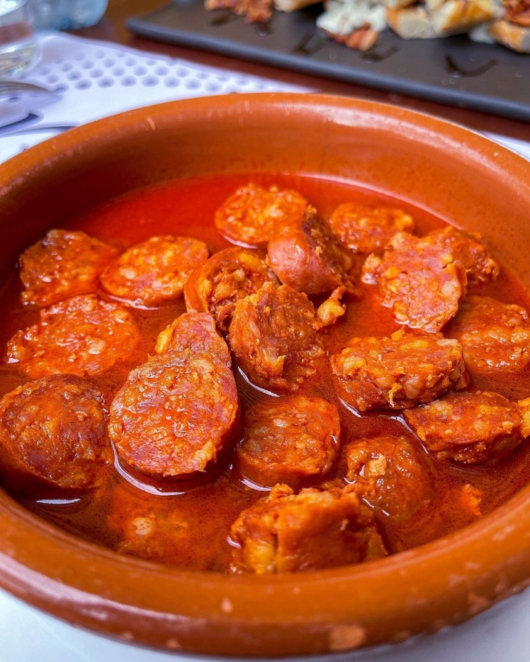 Vamos a empezar la semana con un plato tradicional de nuestra cocina como son los 𝗖𝗵𝗼𝗿𝗶𝘇𝗼𝘀 𝗮 𝗹𝗮 𝘀𝗶𝗱𝗿𝗮🔥 Nuestro delicioso chorizo, tierno y jugoso combinado con el saborazo que aporta la sidra 🍺 #kchopoelprat 🥩 #comidaasturiana #restauranteasturiano #elprat #elpratdellobregat #homemadefood #comidacasera #comidatradicional #asturias #chorizo #chorizoespañol #chorizoartesanal #chorizoalasidra #sidra #sidraasturiana #foodbcn #barcelonafood #barcelonafoodie #bcnfood #platostradicionales