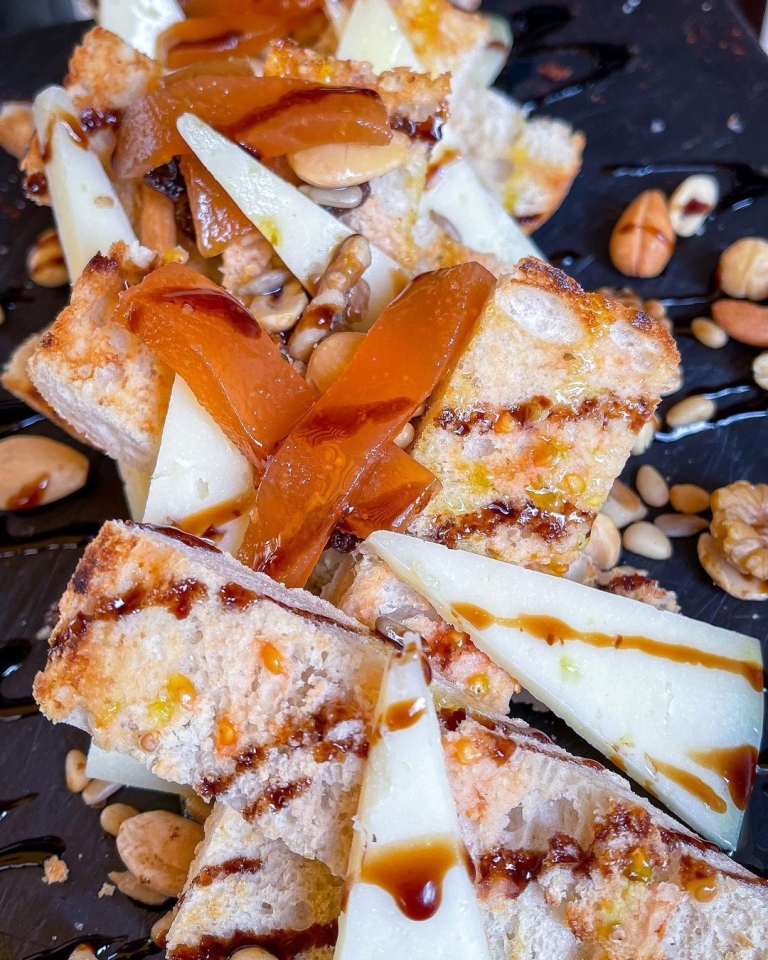 ¿Te imaginas todo el sabor de un buen 𝗤𝘂𝗲𝘀𝗼 𝗱𝗲 𝗼𝘃𝗲𝗷𝗮 𝘀𝗲𝗺𝗶𝗰𝘂𝗿𝗮𝗱𝗼, el toque dulce del 𝗺𝗲𝗺𝗯𝗿𝗶𝗹𝗹𝗼 y la textura crujiente de los 𝗳𝗿𝘂𝘁𝗼𝘀 𝘀𝗲𝗰𝗼𝘀 en un solo plato?😍 Pues lo puedes encontrar en una de nuestras 𝗧𝗢𝗦𝗧𝗔𝗦, simplemente ESPECTACULAR🔥 #kchopoelprat 🥩 #comidaasturiana #restauranteasturiano #elprat #elpratdellobregat #homemadefood #comidacasera #comidatradicional #asturias #quesodeoveja #quesodeovejamanchega #quesodeovejasemicurado #membrillo #frutossecos #tostas #domingo #yummyfood #delicious_food #tastyfood #goatcheese