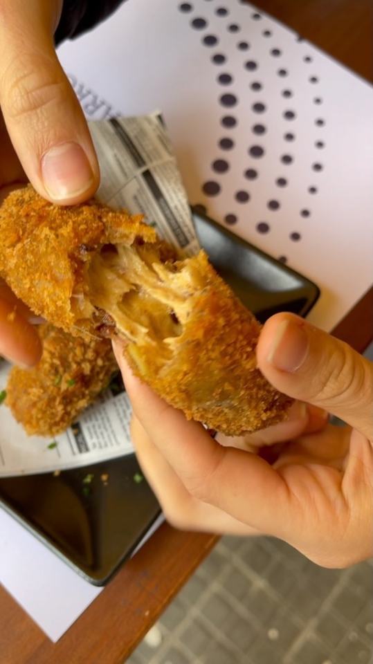 ¿Tú también estás alucinando con nuestras 𝐂𝐑𝐎𝐐𝐔𝐄𝐓𝐀𝐒? Son 100% caseras, crujientes por fuera y muy cremosas por dentro - Croqueta de morcilla - Croqueta de cabrales - Croqueta de fabada #kchopoelprat 🥩 #comidaasturiana #restauranteasturiano #elprat #elpratdellobregat #homemadefood #comidacasera #comidatradicional #asturias #morcilla #fabada #fabadaasturiana #cabrales #quesocabrales #croquetas #croquetascaseras #croqueta #panko #croquetasdecocido