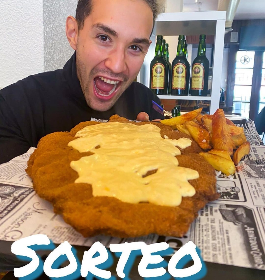 SORTEO CERRADO 🔒 Ganadores: @juanvicentet y @rafacapi Ya sabéis que no solemos hacer muchos sorteos, pero llegar a los 10k es especial y merece una gran celebración. Gracias a todo el apoyo que nos habéis dado desde el primer día vamos a lanzar un súper 𝐒𝐎𝐑𝐓𝐄𝐎 que tanto os merecéis🔥 Nos unimos a nuestros amigos de @fatnessbcn , que también llegaron a esta cifra hace poquito y nos llevan apoyando desde hace mucho🙌🏼 ‼️𝗦𝗢𝗥𝗧𝗘𝗔𝗠𝗢𝗦 dos 𝗰𝗼𝗺𝗶𝗱𝗮𝘀/𝗰𝗲𝗻𝗮𝘀 𝐩𝐚𝐫𝐚 𝐝𝐨𝐬 𝗚𝗔𝗡𝗔𝗗𝗢𝗥𝗘𝗦 𝗗𝗜𝗙𝗘𝗥𝗘𝗡𝗧𝗘𝗦 que incluye: 🥘2 tapas 🥩Cachopo de 500gr 🍾Botella de sidra, botella de vino Ramon Bilbao o 4 cervezas 🍻 🍰Postre ☕️Café ¿Las condiciones? 1️⃣Darle like ❤️ a este post 2️⃣Sigue @kchopo_elprat y @fatnessbcn 3️⃣Etiqueta a esos amigxs que disfrutarán de esta comilona contigo🔥 🔸Anunciaremos el ganador el 26 de diciembre 📆 🔸1 persona por comentario 🔸 Cuidado con los perfiles falsos - nunca os pediremos ni datos ni os enviáremos enlaces, no los abráis!🚫 #kchopo 🥩 #kchopoelprat #elprat #elpratdellobregat #restauranteasturiano #comidaasturiana #cachopo #cachopos #fatnessbcn #barcelonafood #barcelonafoodies #foodbcn #foodiesbcn #bcnfood #bcnfoodies #sidra #comidatradicional #foodporn #foodgasm #yummyfood #tastyfood