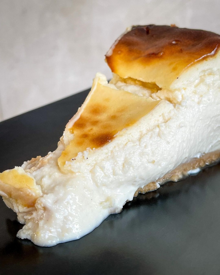 ¡𝐓𝐀𝐑𝐓𝐀𝐒 𝐃𝐄 𝐐𝐔𝐄𝐒𝐎 𝐀 𝐋𝐀 𝐕𝐄𝐍𝐓𝐀! Muchos nos estabais pidiendo que vendiéramos nuestras tartas de queso 🧀 enteras para disfrutarlas en vuestras casas pues…¡HA LLEGADO EL MOMENTO!🔥 A partir del próximo 1 de enero podréis encargar vuestra cheesecake favorita con 2 días antelación a través de WhatsApp o por llamada 📞 Tendrán un precio de 35€ + 6€ del molde (estos se os devolverán en cuanto lo traigáis de vuelta) y podéis elegir entre: - 𝗧𝗮𝗿𝘁𝗮 𝗱𝗲 𝗾𝘂𝗲𝘀𝗼 𝗵𝗼𝗿𝗻𝗲𝗮𝗱𝗮 - 𝗧𝗮𝗿𝘁𝗮 𝗱𝗲 𝗾𝘂𝗲𝘀𝗼 𝗰𝗼𝗻 𝗺𝗲𝗿𝗺𝗲𝗹𝗮𝗱𝗮 𝗱𝗲 𝗳𝗿𝘂𝘁𝗼𝘀 𝗿𝗼𝗷𝗼 - 𝗧𝗮𝗿𝘁𝗮 𝗱𝗲 𝗾𝘂𝗲𝘀𝗼 𝗱𝗲 𝘁𝗿𝗲𝘀 𝗰𝗵𝗼𝗰𝗼𝗹𝗮𝘁𝗲𝘀🍫 ‼️Solo son para recoger en el local #kchopoelprat 🥩 #tartadequeso #tarta #cake #cheesecake #cheese #cheeselover #comidaasturiana #restauranteasturiano #elprat #elpratdellobregat #postres #postrescaseros #dessert #desserts #dessert🍰 #dessertporn #homemadefood #treschocolates