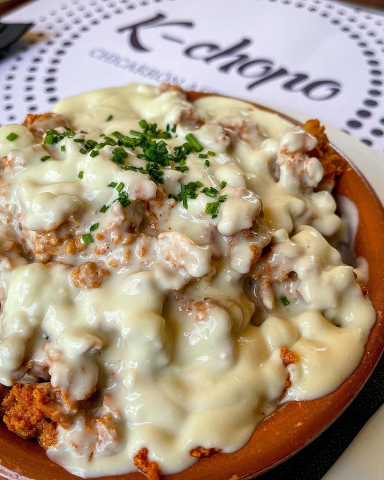 Para los amantes de los sabores fuertes no se pueden perder nuestro 𝐏𝐢𝐜𝐚𝐝𝐢𝐥𝐥𝐨 𝐝𝐞 𝐜𝐡𝐨𝐫𝐢𝐳𝐨 𝐜𝐨𝐧 𝐜𝐚𝐛𝐫𝐚𝐥𝐞𝐬🧀 Una explosión de sabor y cremosidad en boca espectacular🔥 ¡Uno de mis entrantes favoritos!😍 #kchopoelprat 🥩 #comidaasturiana #restauranteasturiano #elprat #elpratdellobregat #homemadefood #comidacasera #comidatradicional #asturias #chorizo #chorizoespañol #chorizoartesanal #cabrales #quesocabrales #cabralescheese #foodbcn #barcelonafood #barcelonafoodie #bcnfood #platostradicionales