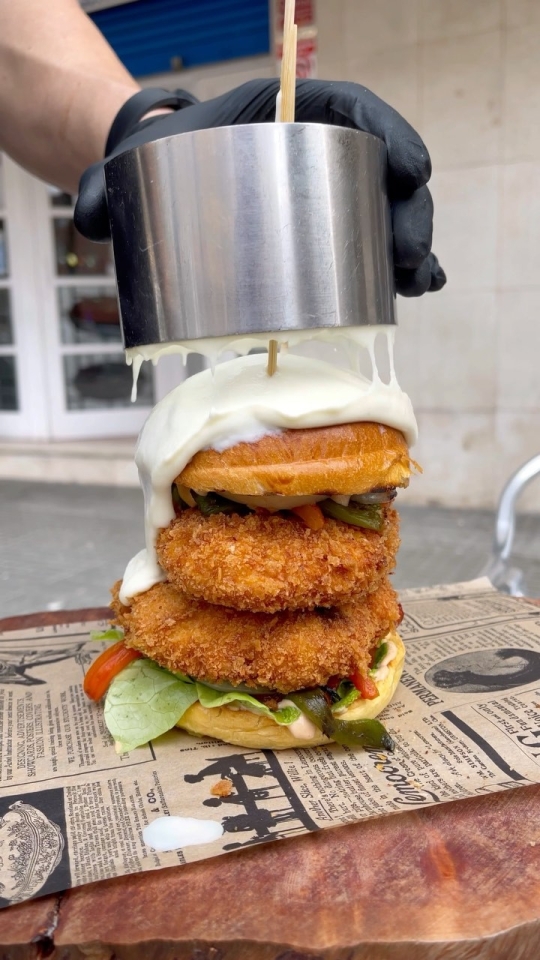 ¡ÚLTIMA SEMANA PARA DISFRUTAR DE NUESTROS ESPECIALES! La semana que viene nos vamos de vacaciones por lo que serán los últimos días para disfrutar de nuestra primera burger de pollo 🐔…🍔𝐋𝐀 𝐂𝐇𝐈𝐂𝐊𝐄𝐍𝐊𝐂𝐇𝐎𝐏𝐎⬇️ 🍗300 gr de pollo especiado con chipotle 🧀Queso cheddar 🥬Lechuga 🧅Salsa kimchi 🧀Lluvia de queso ahumado ¿Te la vas a perder?🤤 #kchopoelprat 🥩 #kchopo #elprat #elpratdellobregat #chicken #chickenrecipes #chickenburger #chickenburgers #burgerchicken #pollo #crunchychicken #crispychicken #burgersbcn #burgerbcn #baconcheeseburger #cheeseburger #burgerdelmes #burgerofthemonth #burgerporn #hamburguesa #chipotle #kimchi #cheeselover