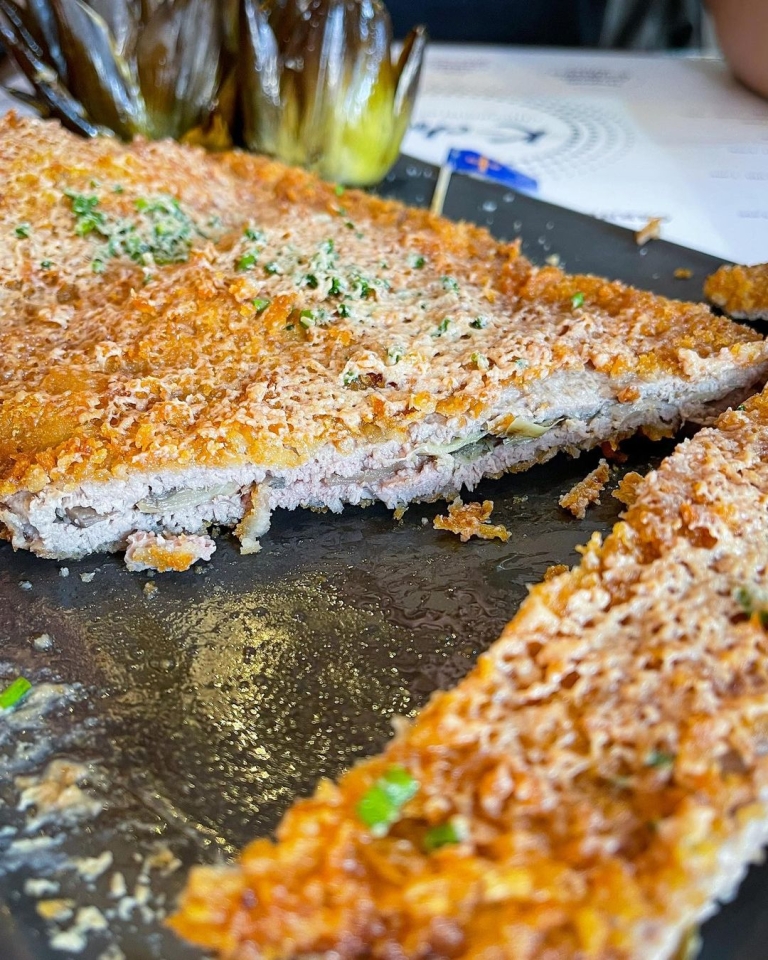 Como os gusta nuestro 𝐂𝐚𝐜𝐡𝐨𝐩𝐨 𝐝𝐞𝐥 𝐦𝐞𝐬 𝐝𝐞 𝐄𝐧𝐞𝐫𝐨 relleno de Carxofes del Prat, cebolla caramelizada y champiñones y mucho foie rallado por encima🙌🏼 ¡ÚLTIMOS DÍAS PARA PROBARLO! ¿Te lo vas a perder? #kchopoelprat 🥩 #cachopo #cachopoasturiano #comidasturiana #restauranteasturiano #foie #carxofes #carxofesdelprat #alcachofas #restaurantebarcelona #restaurantebcn #comidatradicional #comidatipica #elpratdellobregat #panko #foodporn #foodies #foodlovers #cheeselover #cheesyfood #foodblogger