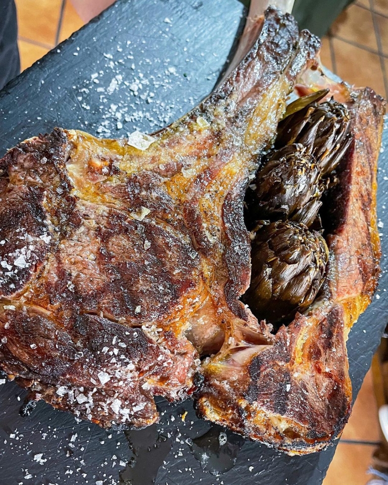 Amantes de la carne el 𝗧𝗢𝗠𝗔𝗛𝗔𝗪𝗞 🥩 es una de nuestras piezas estrella que no podéis perderos 🔥 Nos encanta la buena carne y con nuestra cámara de maduración conseguimos unos sabores todavía más únicos 🙌🏼 #kchopoelprat 🥩 #cachopo #cachopoasturiano #comidasturiana #restauranteasturiano #tomahawk #tomahawksteak #dryagedbeef #dryaged #dryager #dryagedsteak #carne #carnemadurada #meat #meatlover #meatlovers #meatporn #josper #jospergrill