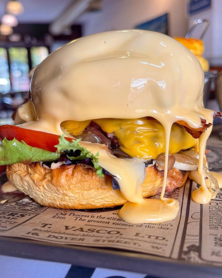 Nos presentamos al @campeonatodehamburguesas 🔥 Desde el Kchopo vamos a darlo todo y necesitaremos de vuestra ayuda durante el mes de febrero para poder llegar a la final del campeonato🔥 La burger de la foto no será la 🍔 que presentaremos, la desvelaremos a final de semana 🙌🏼 ¿Quién vendrá a ayudarnos a llegar a la final?🥰 #kchopoelprat 🥩 #kchopo #elprat #elpratdellobregat #burgerlover #hamburguesas #foodporn #foodgasm #cheese #cheeselover #queso #baconcheeseburger #cheeseburger #burgerporn #hamburguesa #blackangus #dryaged #dryagedbeef #carnemadurada #campeonatodehamburguesas