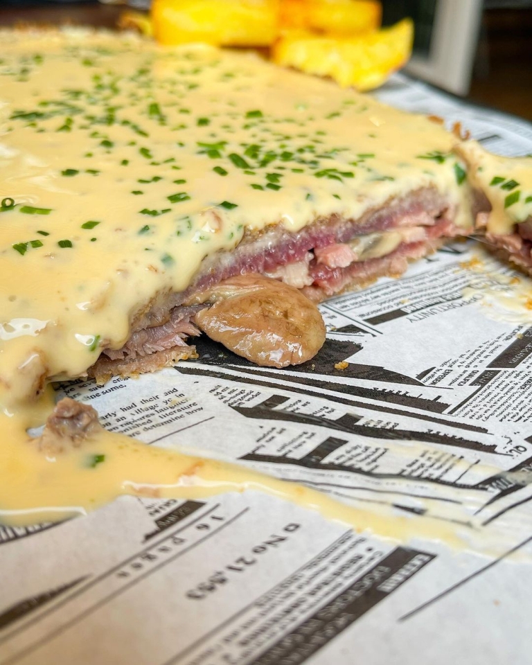 ¿Cuánto nos echáis de menos durante nuestras vacaciones?😪 Estamos recargando pilas para daros lo mejor de nosotros en lo que será un año épico para todos 🙌🏼 #kchopoelprat 🥩 #cachopo #cachopoasturiano #comidasturiana #restauranteasturiano #cheddar #cheese #cheeselover #restaurantebarcelona #restaurantebcn #comidatradicional #comidatipica #elpratdellobregat #panko #foodporn #foodies #foodlovers #cheeselover #cheesyfood #foodblogger