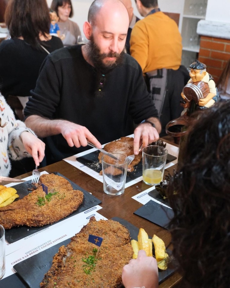 Como nos encanta veros disfrutar en nuestra casita de unos buenos cachopos 😍 Porque sin todos vosotros este sueño no sería posible🙌🏼 ¡Mil gracias a todos los que venís día tras día a disfrutar con nosotros!💙 #kchopoelprat 🥩 #cachopo #cachopoasturiano #comidasturiana #restauranteasturiano #cheddar #cheese #cheeselover #restaurantebarcelona #restaurantebcn #comidatradicional #comidatipica #elpratdellobregat #panko #foodporn #foodies #foodlovers #cheeselover #cheesyfood #foodblogger