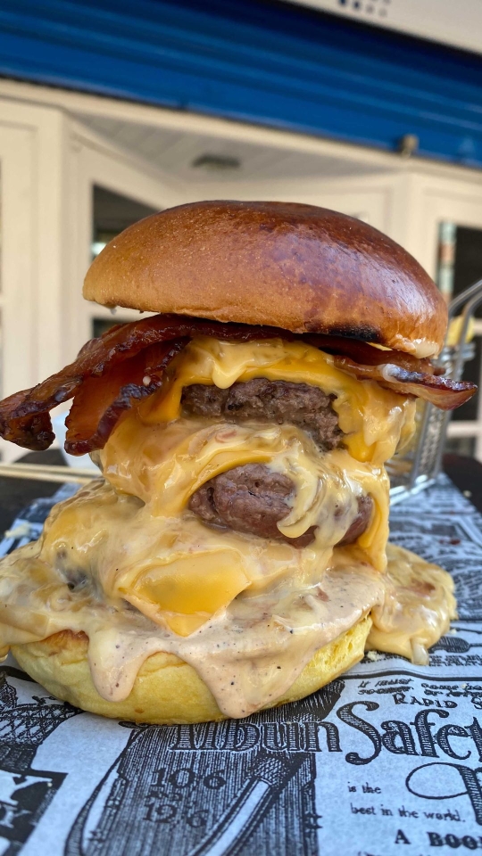 La 𝗧𝗥𝗜𝗣𝗟𝗘 𝗫 del @kchopo_elprat candidata a mejor hamburguesa 🍔 de España en el @campeonatodehamburguesas 🔥 La 𝗧𝗥𝗜𝗣𝗟𝗘 𝗫 🍔: 🥩3x 100gr de carne madurada 🧀3x Queso cheddar 🥓3x Bacon deshidratado 🧅Crema de cheddar y cebolla caramelizada 🍯Salsa Bbq casera #fatnessbcn 🐙 #kchopoelprat #elprat #kchopo #elpratdellobregat #burgerlover #hamburguesas #foodporn #foodgasm #cheese #cheeselover #queso #baconcheeseburger #cheeseburger #burgerporn #hamburguesa #rubiagallega #dryaged #dryagedbeef #carnemadurada #campeonatodehamburguesas