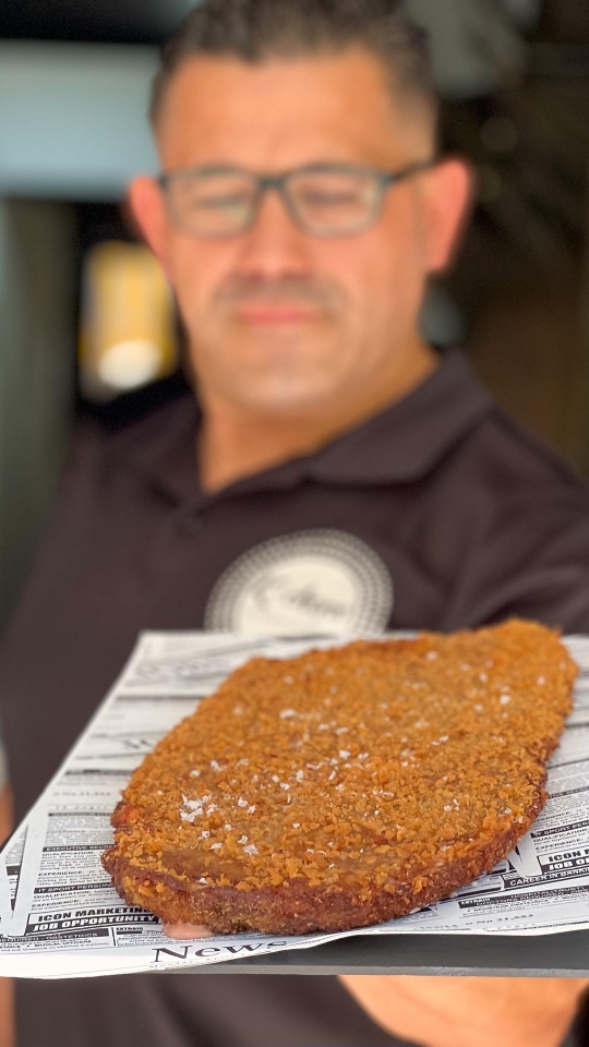 ¡ ! Un cachopo con sabores súper intensos y con un gran recuerdo de nuestra querida tierra Queso ahumado Chorizo de pueblo Cabrales Recordad que este será el kchopo que tendréis que probar durante el mes si queréis entrar en el sorteo del viaje a Estados Unidos #kchopoelprat #cachopo #cachopoasturiano #comidasturiana #restauranteasturiano #chorizo #chorizoespañol #chorizoasturiano #quesoahumado #cabrales #restaurantebarcelona #restaurantebcn #comidatradicional #comidatipica #elpratdellobregat #panko #foodporn #foodies #foodlovers #cheeselover #cheesyfood #foodblogger