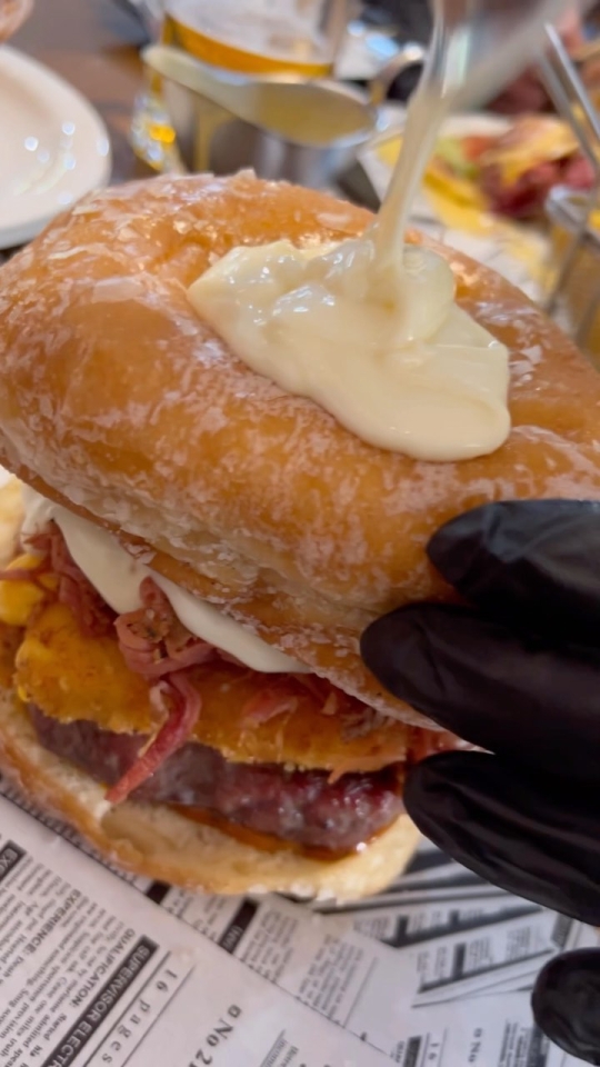 ¿Ya has probado nuestra ? Nuestra burger candidata en los octavos de la Barcelona @burgershowdown.es organizada por @joeburgerchallenge : 250 gr de Black Angus madurado Pulled pork Cheddar frito Cebolla frita Salsa de queso Camembert Salsa Ranchera Donut Artesano de @eixampelingbcn Tickets a través de la web de la @burgershowdown.es #kchopoelprat #kchopo #elprat #elpratdellobregat #burgerlover #hamburguesas #foodporn #foodgasm #cheese #cheeselover #queso #baconcheeseburger #cheeseburger #burgerporn #hamburguesa #blackangus #dryaged #dryagedbeef #carnemadurada #donut #donuts #donutlover #krispykreme #krispykremedoughnuts #burgerdonut #doughnutburger #cheddar #cheddarcheese #cheeseburger #burgerofthemonth