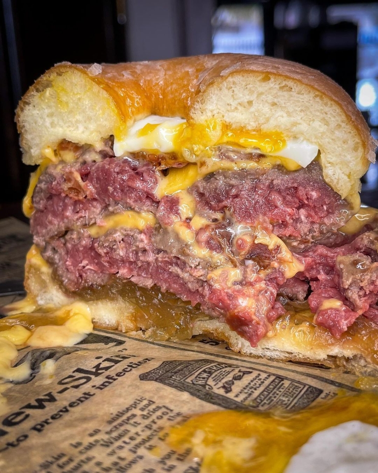 Hoy es viernes de comerse una burger como mi cabeza de grande Seguimos con la @burgershowdown.es , donde vamos a luchar por ser la mejor hamburguesa de todo Barcelona Recordad podéis conseguir los tickets a través de la web #kchopoelprat #kchopo #elprat #elpratdellobregat #donuts #donutburger #doughnutburger #burgerdonut #donutsburger #donut #doughnuts #doughnut #baconcheeseburger #cheeseburger #burgerdelmes #burgerofthemonth #burgerporn #hamburguesa #blackangus #dryaged #dryagedbeef #carnemadurada