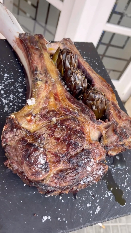 Nuestros Cachopos y nuestras Burgers están muy ricas pero nuestras carnes también son alucinantes Carnes maduradas en nuestra cámara y cocinadas en el Josper con un sabor y un aroma único #kchopoelprat #cachopo #cachopoasturiano #comidasturiana #restauranteasturiano #tomahawk #tomahawksteak #dryagedbeef #dryaged #dryager #dryagedsteak #carne #carnemadurada #meat #meatlover #meatlovers #meatporn #josper #jospergrill #chuleton #chuletón #blackangus #blackangusbeef