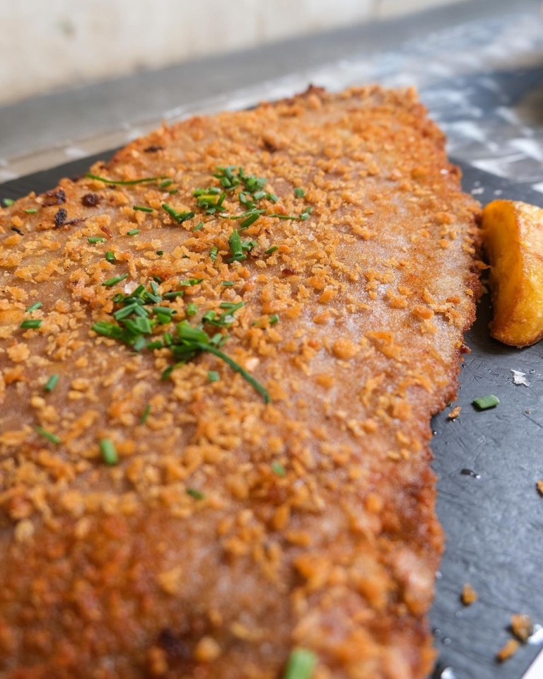 Nuestros tan jugosos por dentro, con ingredientes de primera calidad, combinaciones llenas de sabor y ese rebozado en panko tan increíble ¿Cuántos te has comida ya? #kchopoelprat #cachopo #cachopoasturiano #comidasturiana #restauranteasturiano #chorizo #chorizoespañol #chorizoasturiano #quesoahumado #cabrales #restaurantebarcelona #restaurantebcn #comidatradicional #comidatipica #elpratdellobregat #panko #foodporn #foodies #foodlovers #cheeselover #cheesyfood #foodblogger