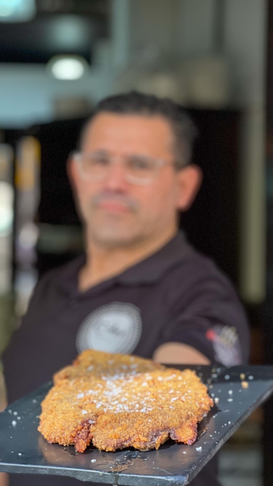 ¡ ! Un cachopo con contrastes dulces y salados espectaculares y lleno de sabor Queso gouda Morcilla Cebolla caramelizada Recordad que este será el kchopo que tendréis que probar durante el mes si queréis entrar en el sorteo del viaje a Estados Unidos #kchopoelprat #cachopo #cachopoasturiano #comidasturiana #restauranteasturiano #morcilla #morcillas #morcillaasturiana #quesoahumado #gouda #goudacheese #cebollacaramelizada #restaurantebarcelona #restaurantebcn #comidatradicional #comidatipica #elpratdellobregat #panko #foodporn #foodies #foodlovers #cheeselover #cheesyfood #foodblogger