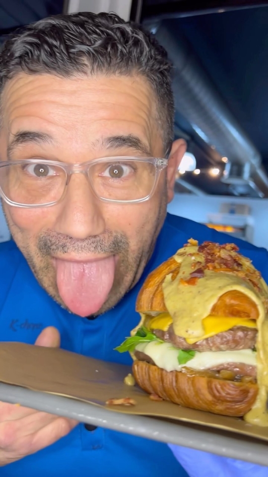 ¡ ! Muchos nos estabais pidiendo una burger con contrastes dulces y salados y aquí os traemos una BOMBA para el mes de diciembre : 400gr de Black Angus madurado Gouda Cheddar Cebolla caramelizada Panceta ahumada Rúcula Crema de pistacho Croissant artesano de @letigrecakes ¡UNA BOMBA QUE NO OS PODÉIS PERDER! #kchopoelprat #kchopo #elprat #elpratdellobregat #burgerlover #hamburguesas #foodporn #foodgasm #cheese #cheeselover #queso #baconcheeseburger #cheeseburger #burgerporn #hamburguesa #blackangus #dryaged #dryagedbeef #carnemadurada #croissant #croissantlover #croissantburger #burgercroissant #pistacchio #pistacho #cheddar #cheddarcheese #cheeseburger #burgerofthemonth