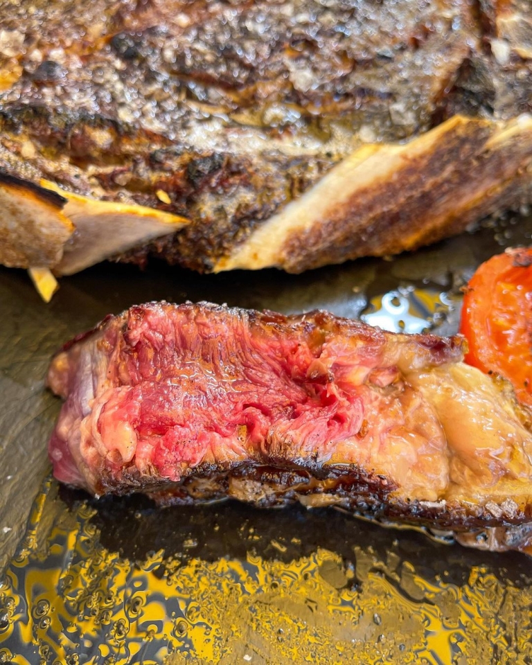 ¿Cómo os gusta el punto de la carne? Nosotros recomendamos que todas nuestras carnes se coman poco hechas para apreciar todo su sabor y jugosidad Trabajamos con carnes maduradas que están sometidas a un proceso donde pierden muchos de sus jugos. Si se cocinan en exceso se quedan muy secas y pierden sabor #kchopoelprat #cachopo #cachopoasturiano #comidasturiana #restauranteasturiano #tomahawk #tomahawksteak #dryagedbeef #dryaged #dryager #dryagedsteak #carne #carnemadurada #meat #meatlover #meatlovers #meatporn #josper #jospergrill #chuleton #chuletón #blackangus #blackangusbeef