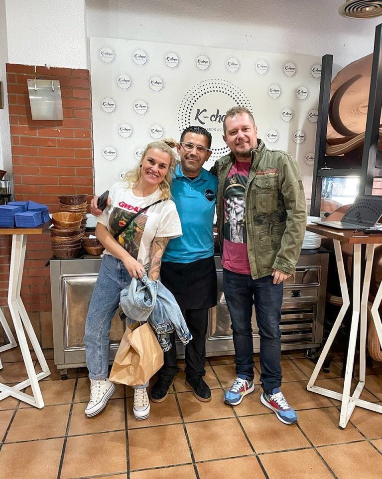 ¿Quién lo reconoce? Visitas como la de @elmonaguillo sorprenden y nos hace muy felices de ver todo lo que estamos logrando ¡Muchas gracias por la visita! #kchopoelprat #cachopo #cachopoasturiano #comidasturiana #restauranteasturiano #picadillodechorizo #chorizo #chorizoespañol #chorizoasturiano #restaurantebarcelona #restaurantebcn #comidatradicional #comidatipica #elpratdellobregat #panko #foodporn #foodies #foodlovers #cheeselover #cheesyfood #foodblogger