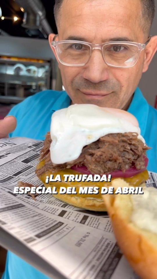¡ ! La burger especial del mes de abril con unos ingredientes de mucha calidad y unos sabores intensos 200 gr de carne madurada de @pacorosapremium Queso cheddar ahumado Cebolla encurtida Pulled beef de @alkarbonurbangrill Salsa trufada con pepinillos Potato roll de @juanitobaker1 ¿QUÉ OS PARECE? #kchopoelprat #kchopo #elprat #elpratdellobregat #burgerlover #hamburguesas #foodporn #foodgasm #cheese #cheeselover #queso #baconcheeseburger #cheeseburger #burgerporn #hamburguesa #blackangus #dryaged #dryagedbeef #carnemadurada #quesoahumado #buey #carnedebuey #campeonatodehamburguesas #cheddar #cheddarcheese #cheeseburger #burgerofthemonth #baixllobregat #trufa #trufanegra #pulledbeef