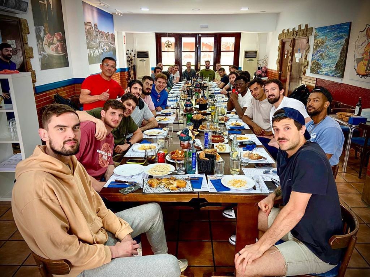 ¡Qué honor recibir a la plantilla de @fcbbasket y hacerles disfrutar! Ayer abrimos por este evento tan especial y os espero de nuevo ¡ESTA ES VUESTRA CASA! #kchopoelprat #cachopo #cachopoasturiano #comidasturiana #restauranteasturiano #picadillodechorizo #chorizo #chorizoespañol #chorizoasturiano #restaurantebarcelona #restaurantebcn #comidatradicional #comidatipica #elpratdellobregat #panko #foodporn #foodies #foodlovers #cheeselover #cheesyfood #foodblogger #pria #quesopria