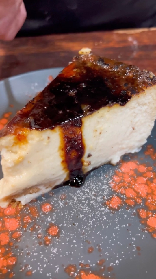 ¡ ! Nuestra tarta de queso especial del mes de mayo elegida por vosotros con un sabor único y esa capa tan crujiente #kchopoelprat #tartadequeso #tarta #cake #cheesecake #cheese #cheeselover #comidaasturiana #restauranteasturiano #elprat #elpratdellobregat #postres #postrescaseros #dessert #desserts #dessert #dessertporn #homemadefood #comidacasera #cremacatalana #cremebrulee