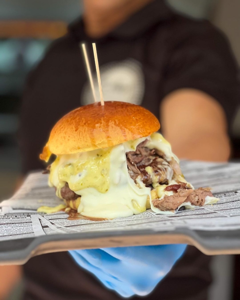 Mañana estamos de vuelta y con ello nuestra en colaboración con los cracks de @theranchsmokehouse : 200 gr de carne madurada de @pacorosapremium Salsa de queso gouda Relish de cebollas Codillo Mayonesa de jalapeños Potato roll de @juanitobaker1 #kchopoelprat #kchopo #elprat #elpratdellobregat #burgerlover #hamburguesas #foodporn #foodgasm #cheese #cheeselover #queso #baconcheeseburger #cheeseburger #burgerporn #hamburguesa #blackangus #dryaged #dryagedbeef #carnemadurada #quesoahumado #buey #carnedebuey #campeonatodehamburguesas #cheddar #cheddarcheese #cheeseburger #burgerofthemonth #baixllobregat #codillo #theranchsmokehouse