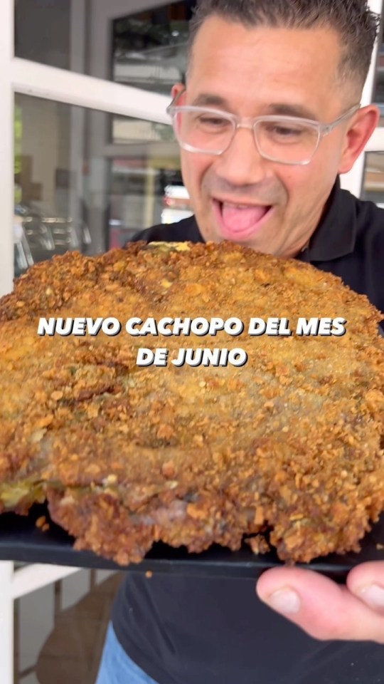 ¡ ! Este mes apostamos por los contrastes de sabores y la potencia de sabor para sacar un cachopo increíble Queso gouda Panceta ahumada Pimiento verde #kchopoelprat #cachopo #cachopoasturiano #comidasturiana #restauranteasturiano #picadillodechorizo #chorizo #chorizoespañol #chorizoasturiano #restaurantebarcelona #restaurantebcn #comidatradicional #comidatipica #elpratdellobregat #panko #foodporn #foodies #foodlovers #cheeselover #cheesyfood #foodblogger