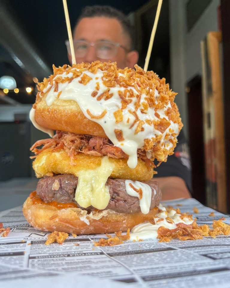 ¡ ! El próximo lunes 12 hasta el 9 de julio estaremos participando en la @burgershowdown.es contra tres rivales increíbles que nos pondrán la cosa muy difícil @kiwiburgerbar @pecadoburgers @charropremiumburgers Y participamos con la : 250 gr de Black Angus madurado Pulled pork Cheddar frito Cebolla frita Salsa de queso Camembert Salsa Ranchera Donut Artesano de @eixampelingbcn Podréis adquirir los tickets con descuento a través de la web de la Burger Showdown #kchopoelprat #kchopo #elprat #elpratdellobregat #burgerlover #burgershowdown #barcelonaburgershowdown