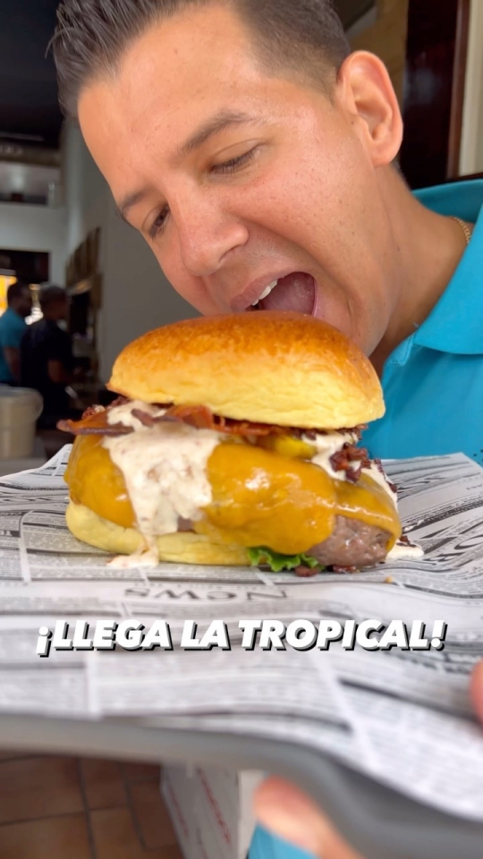 ¡ ! En julio podréis disfrutar de una burger fresca y llena de contrastes que os dejará locos 300 gr de carne madurada Cheddar ahumado Bacon ahumado Piña ahumada Tomate deshidratado Salsa bbq Mermelada dd bacon Lechuga trocadero Potato roll ¿Te apuntas a probarla? #kchopo #kchopoelprat #carnemadurada #dryagedbeef #burgerofthemonth #elprat #elpratdellobregat