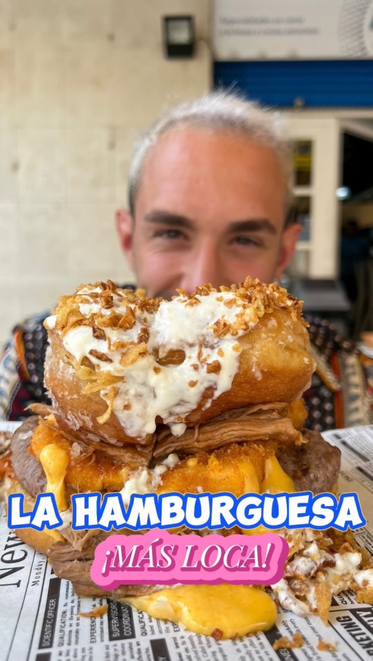 ¡ Á ! Cada vez que pruebo esta creación de Ramón de @kchopo_elprat alucino con la calidad de sus ingredientes y como combinan entre ellos : 250 gr de Black Angus madurado Pulled pork Cheddar frito Cebolla frita Salsa de queso Camembert Salsa Ranchera Donut Artesano de @eixampelingbcn Están participando en la @burgershowdown.es con esta burger y también la tenéis disponible en carta #fatnessbcn #kchopo #kchopoelprat #elpratdellobregat #elprat #krispykreme #donutburger #doughnutburger