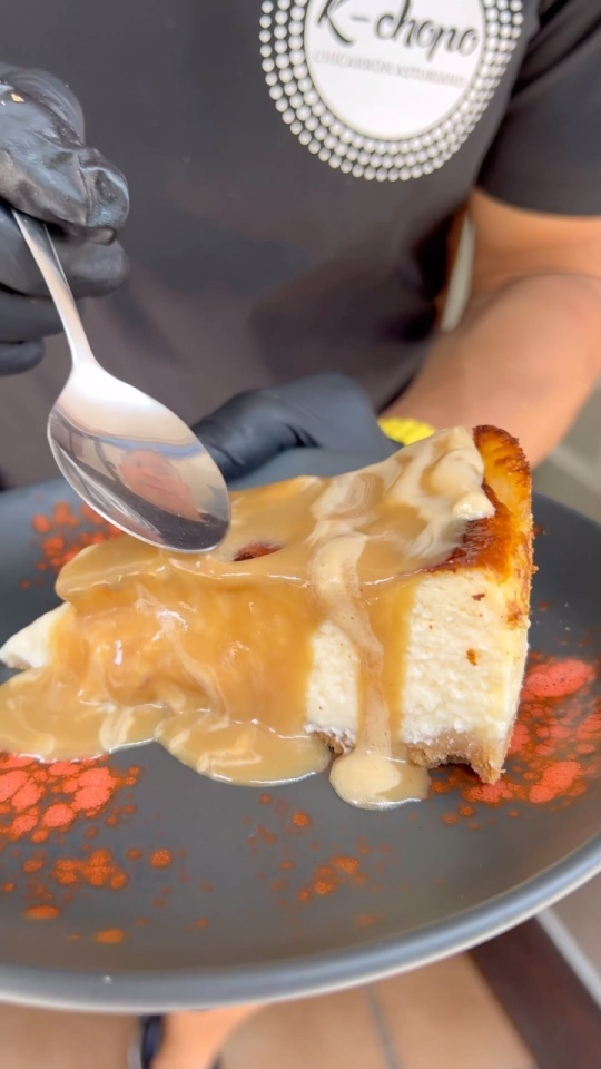¡ ! Nuestra cheesecake especial del mes de julio por petición popular fue de esta bebida tan refrescante típica de tierras valencianas Todo eso combinado con nuestra crema de chufa para ese plus de sabor se vuelve en uno de nuestros sabores favoritos #kchopoelprat #tartadequeso #tarta #cake #cheesecake #cheese #cheeselover #comidaasturiana #restauranteasturiano #elprat #elpratdellobregat #postres #postrescaseros #dessert #desserts #dessert #dessertporn #homemadefood #comidacasera #horchata