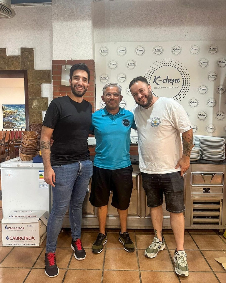 Todo un honor recibir la visita de uno de los grandes maestros de las tartas de queso en Barcelona y en todo España como es @joncake.es ¡Pronto hacemos más cositas! #kchopo #elprat #elpratdellobregat #kchopo_elprat #joncake