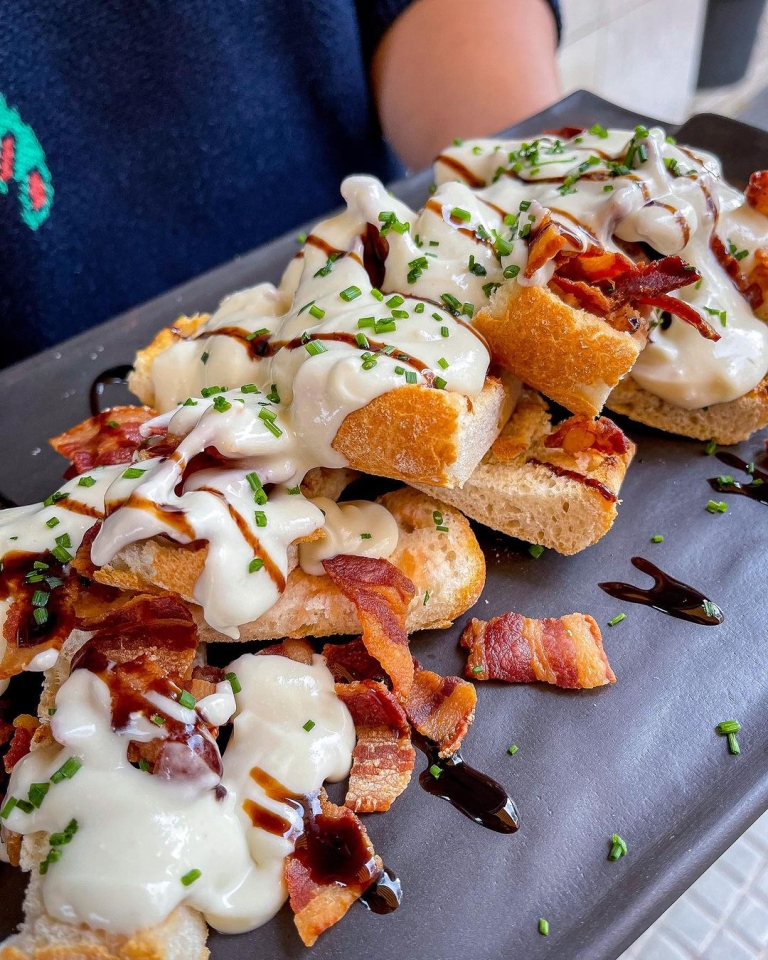 Uno de nuestros platos más tradicionales ¡ ! Tenemos para todos los gustos y la verdad que están tremendas #kchopoelprat #comidaasturiana #restauranteasturiano #elprat #elpratdellobregat #homemadefood #comidacasera #comidatradicional #asturias #cabrales #quesocabrales #pancetta #panceta #pancetaahumada #sidra #tostas #domingo #yummyfood #delicious_food #tastyfood