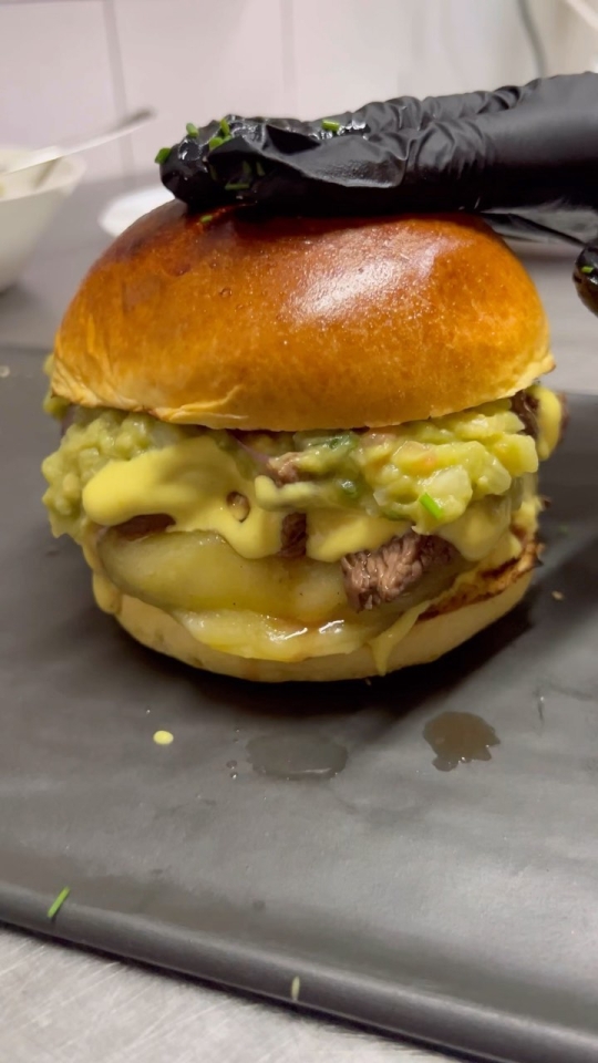 ¡ ! En agosto podrás disfrutar de otra burger súper fresca con unos sabores que te sorprenderán 150 gr de Black Angus Monterrey Jack Guacamole 200 gr de Picaña ahumada Cebolla morada Cebollino Mayonesa de mostaza Potato roll ¿Te vienes a probarla? #kchopo #kchopoelprat #carnemadurada #dryagedbeef #burgerofthemonth #elprat #elpratdellobregat #picaña
