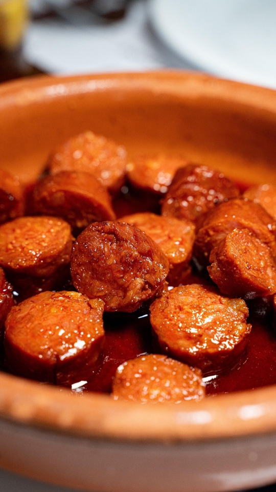 ¡Bienvenidos a una explosión de sabores asturianos en el corazón de El Prat! En nuestro querido @kchopo_elprat , nos lanzamos a una experiencia gastronómica épica. Desde croquetas irresistibles hasta chorizo a la sidra lleno de tradición, nuestros paladares han viajado al paraíso asturiano. No podíamos resistirnos a un épico cachopo y las hamburguesas, ¡que volaron de felicidad en cada bocado! ¡Y la dulce locura final! Con 6 trozos de tartas de queso diferentes, ¡nuestra pasión por lo asturiano no conoce límites! ¡Te invitamos a sumergirte en esta aventura culinaria! ¡K-chopo, tu destino imprescindible! #ComidaAsturiana #ElPratDelicioso #SaboresLocales #Kchopo ¿Se nota demasiado que esta descripción la ha escrito ChatGPT? FELICIDADES RAMON POR LOS 50.000!!