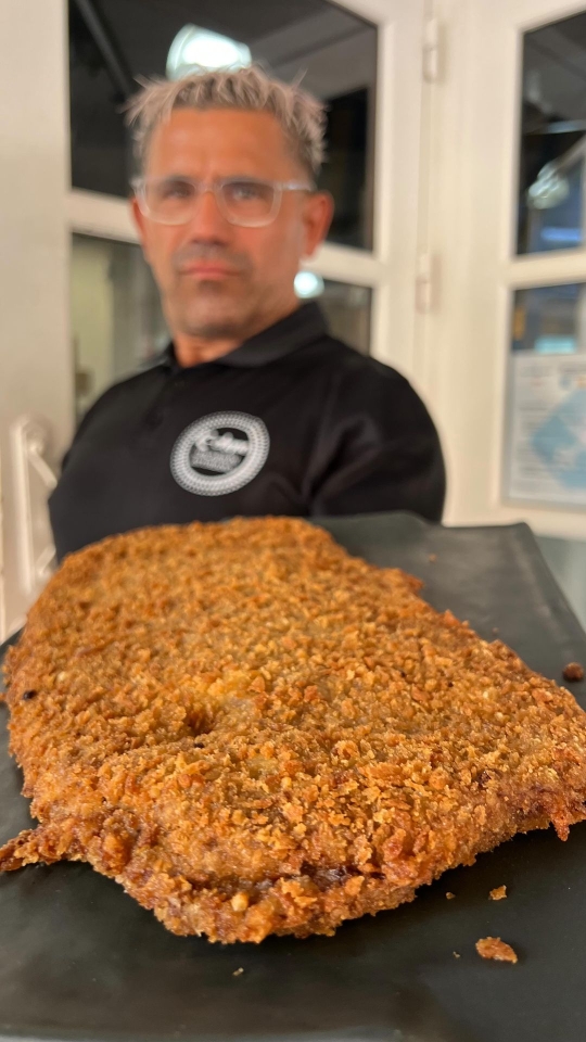 ¡ ! Este mes de agosto traemos un cachopo cremoso y con sabores intensos para vuestro paladar Queso gorgonzola Queso de vidiago Cebolla frita ¡A gozar! #kchopoelprat #cachopo #cachopoasturiano #comidasturiana #restauranteasturiano #picadillodechorizo #chorizo #chorizoespañol #chorizoasturiano #restaurantebarcelona #restaurantebcn #comidatradicional #comidatipica #elpratdellobregat #panko #foodporn #foodies #foodlovers #cheeselover #cheesyfood #foodblogger