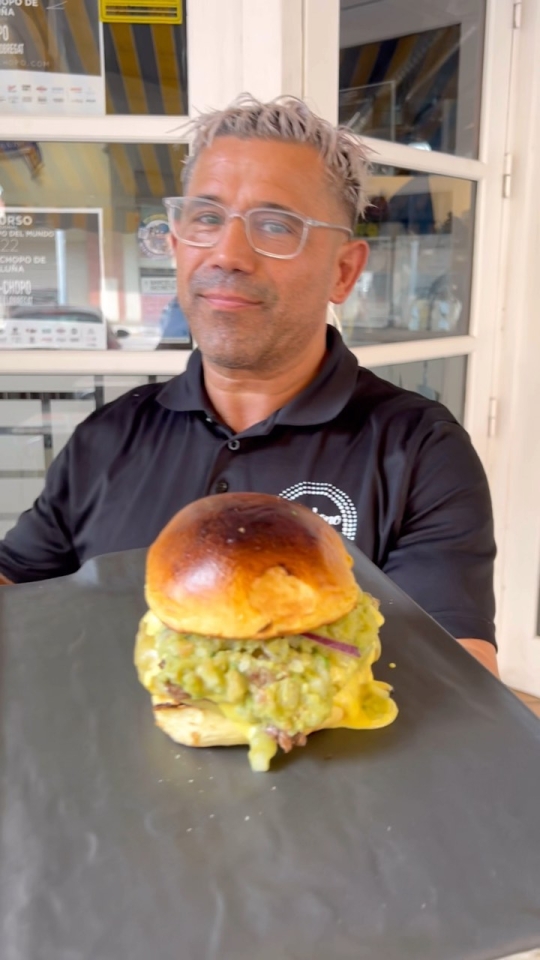 ¡ ! El 1 de septiembre vuelve la @burgershowdown.es y vamos a estar dándolo todo para superar la ronda contra nuestro rival @friendsburgersgava En esta ronda competimos con nuestra : 150 gr de Black Angus Monterrey Jack Guacamole 200 gr de Picaña ahumada Cebolla morada Cebollino Mayonesa de mostaza Potato roll de @juanitobaker1 Los Octavos durarán del 1 de septiembre al 18 de octubre Podéis conseguir los tickets con descuento a través de la web de la Burger Showdown y apoyarnos #Kchopo #kchopoelprat #burgershowdown #barcelonaburgershowdown #dryagedburger #hamburger