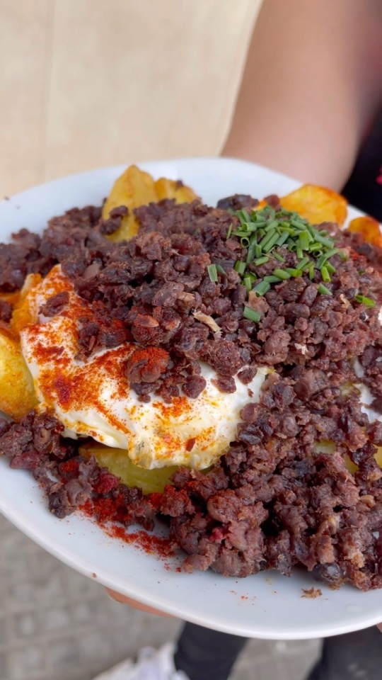 Siempre hablamos de cachopos, burgers o tartas de queso pero tenemos otros platos deliciosos como nuestros huevos con cecina ¿Ya los has probado? #Kchopo #kchopoelprat #elprat #elpratdellobregat #comidassturiana #cecina