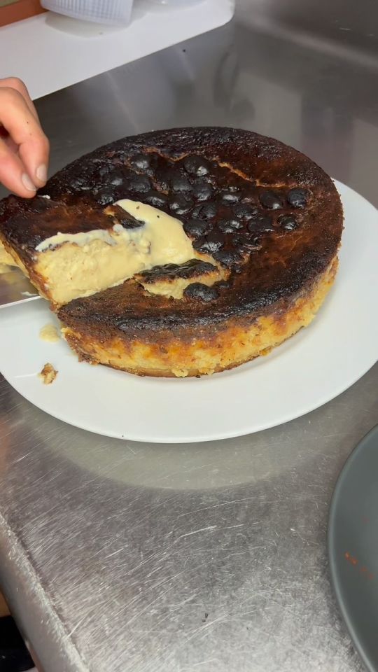 ¡ ! Quedan pocos días para probar nuestra tarta del mes de septiembre con este dulce tan rico como son los conguitos blancos ¿Te apuntas? #kchopoelprat #tartadequeso #tarta #cake #cheesecake #cheese #cheeselover #comidaasturiana #restauranteasturiano #elprat #elpratdellobregat #postres #postrescaseros #dessert #desserts #dessert #dessertporn #homemadefood #comidacasera #conguitos